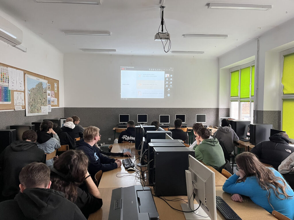 „Cyberbullying – lekcja online dla uczniów szkół średnich”