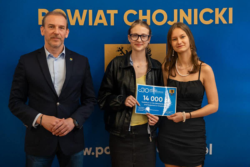 Stół do gry w szachy i chińczyka